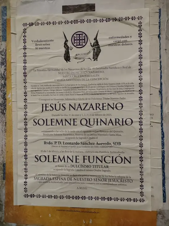 Carteles de culto de las hermandades, típico en la Cuaresma de Sevilla