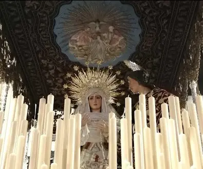 Dulce nombre, vestida como en su primera salida procesional