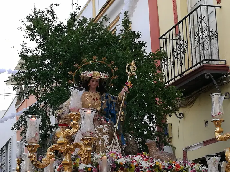 Cofradía de Gloria en Sevilla. Pastora de Capuchinos