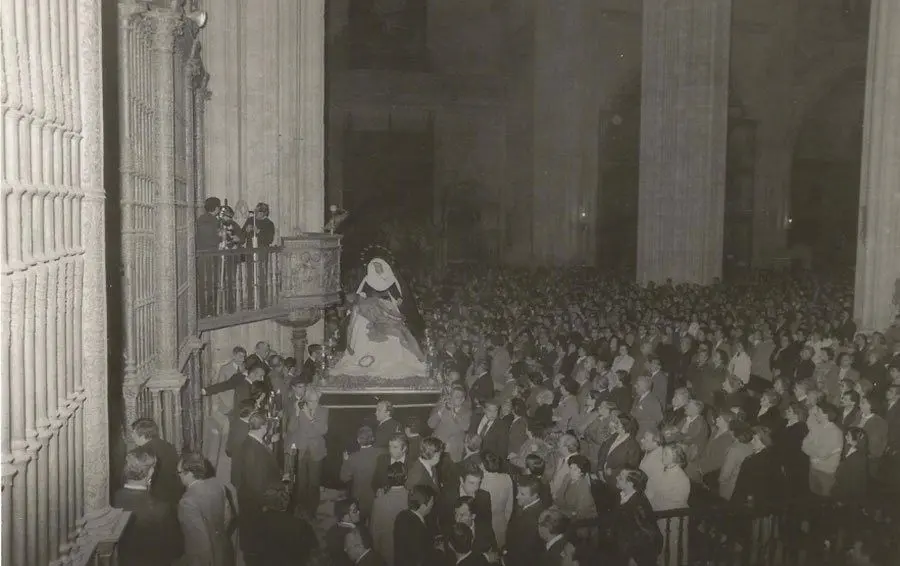 Vía Crucis del Consejo de Cofradías de Sevilla 1985 con la Piedad del Baratillo