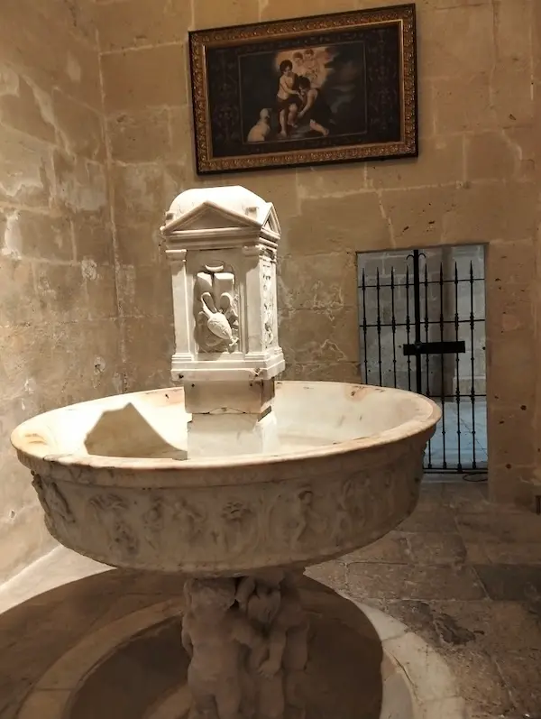 Pila bautismal y copia de cuadro de Murillo